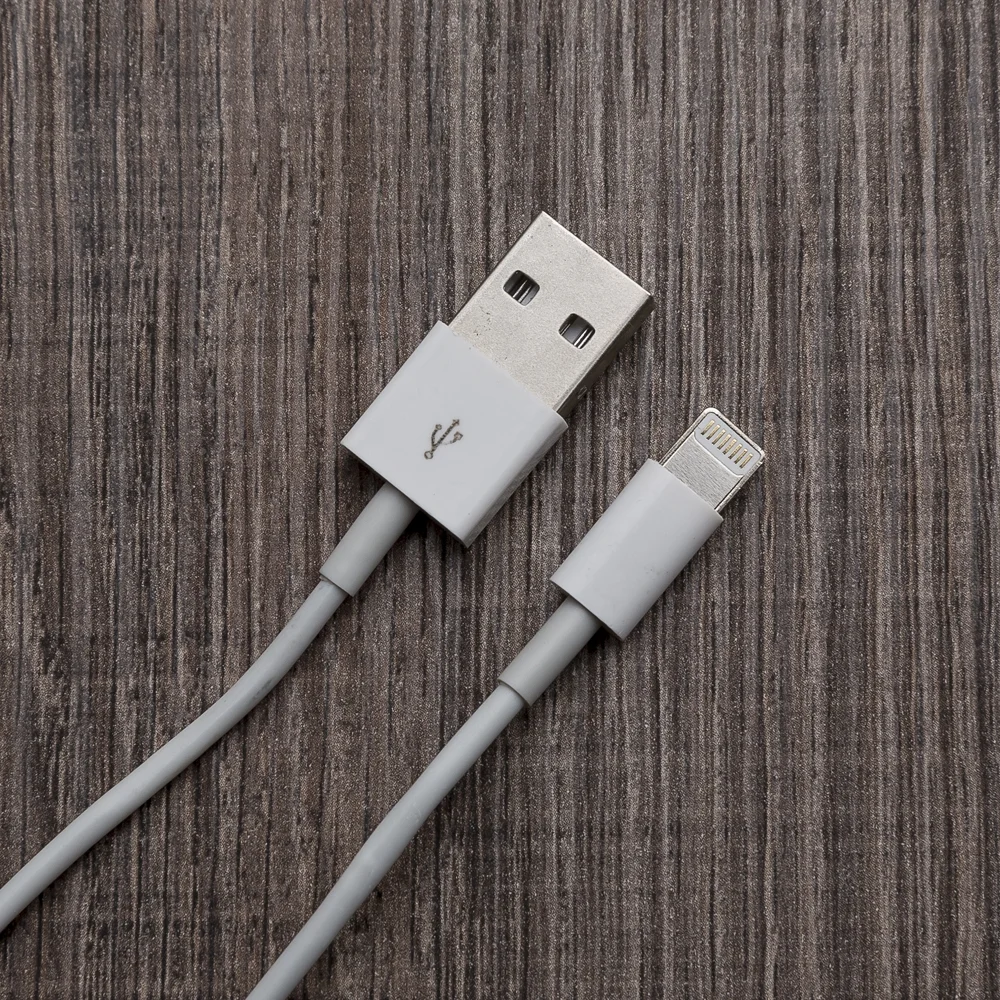 Cabo Usb e Lightning Branco ou Transparente na Zen Brindes - Presente Personalizado